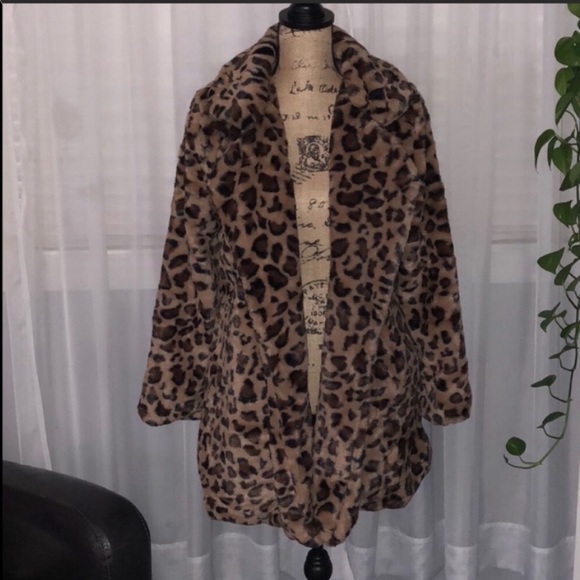 Best seller! NWT. Faux fur leopard coat - Picture 9 of 9